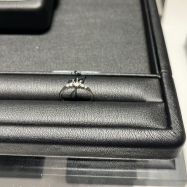 【エクセルコダイヤモンド(EXELCO DIAMOND)の口コミ】 指輪が5石の物でとても気に入りました。ダイヤを入れると雰囲気ががらりと…