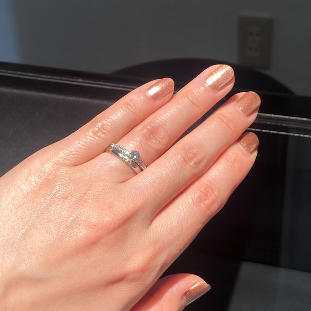【エクセルコダイヤモンド(EXELCO DIAMOND)の口コミ】 ・婚約指輪
ダイヤの輝きが、引き立っているところ。
どの角度から見ても…