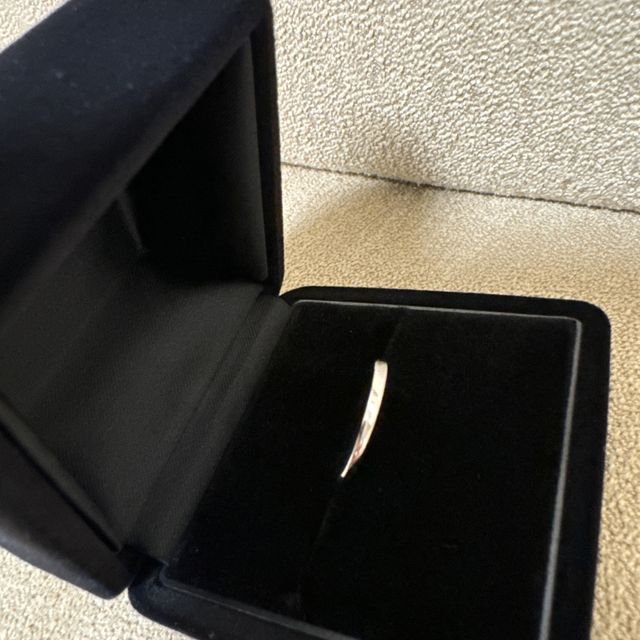 【アイプリモ(I-PRIMO)の口コミ】 この指輪は他のデザインと比べると華奢で細く感じます。指の節が太めの人…