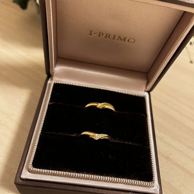 【アイプリモ(I-PRIMO)の口コミ】 指輪のデザインはV字のラインがベースになっていて2人が手をつなぎあって…