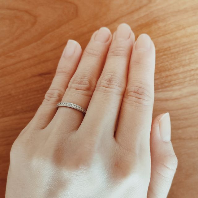 【Ponte Vecchio(ポンテヴェキオ)の口コミ】 ハーフエタニティにミル打ちされたデザインがクラシックで素敵だと思い、…