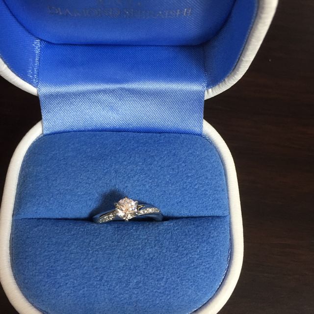 【銀座ダイヤモンドシライシの口コミ】 ウエーブがかかっていて、指が長く見えます。
適度な太さで、細めの指です…