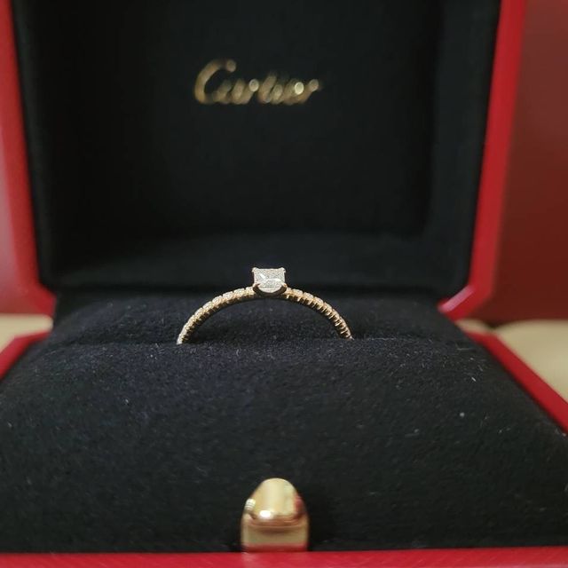 【カルティエ(Cartier)の口コミ】 中心のダイヤに周りの小さいダイヤたちも加わることで、光の角度により輝…