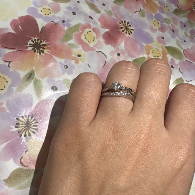 【4℃ BRIDAL(ヨンドシーブライダル)の口コミ】 元々ウェーブのデザインが好きで、シンプルかつ仕事中でもつけれるデザイ…