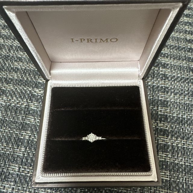 【アイプリモ(I-PRIMO)の口コミ】 一石だけの一粒ダイヤの婚約指輪より両隣にも小さなダイヤがある方が存在…