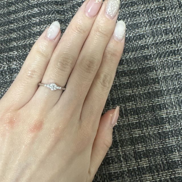 【アイプリモ(I-PRIMO)の口コミ】 一石だけの一粒ダイヤの婚約指輪より両隣にも小さなダイヤがある方が存在…