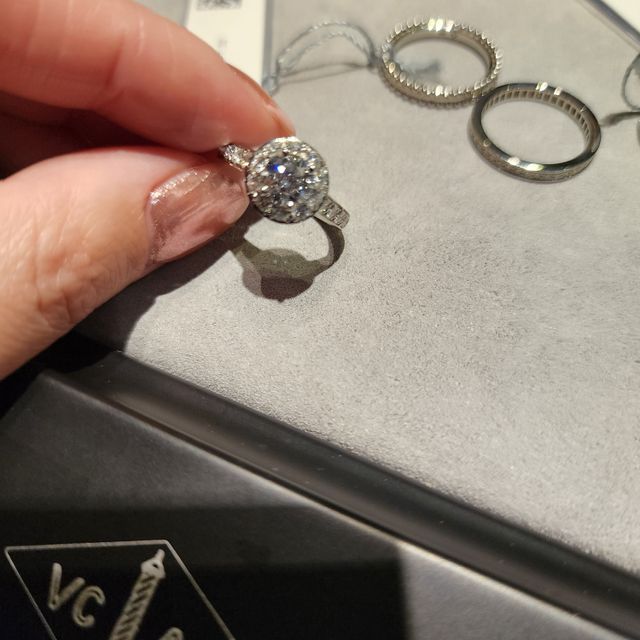 【ヴァン クリーフ＆アーペル(Van Cleef & Arpels)の口コミ】 最初は絶対にこちらにしようと決めていました。それ程、最終的に購入した…