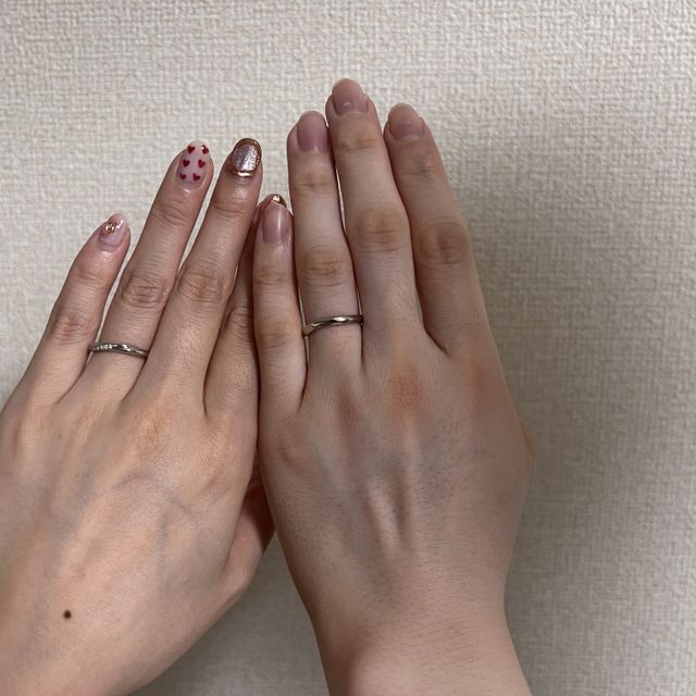 【銀座ダイヤモンドシライシの口コミ】 女性側のデザインはラインが入っており、他に見た指輪ではあまり見ないデ…