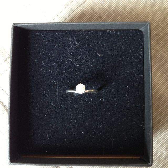 【VERITE(ベリテ)の口コミ】 婚約指輪の、ザ定番のようなオーソドックスな指輪をさがしていたので、オ…