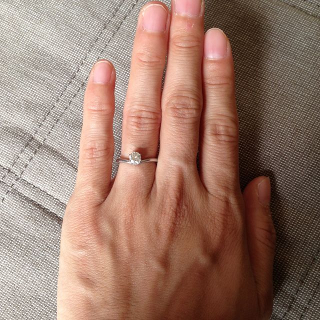 【VERITE(ベリテ)の口コミ】 婚約指輪の、ザ定番のようなオーソドックスな指輪をさがしていたので、オ…