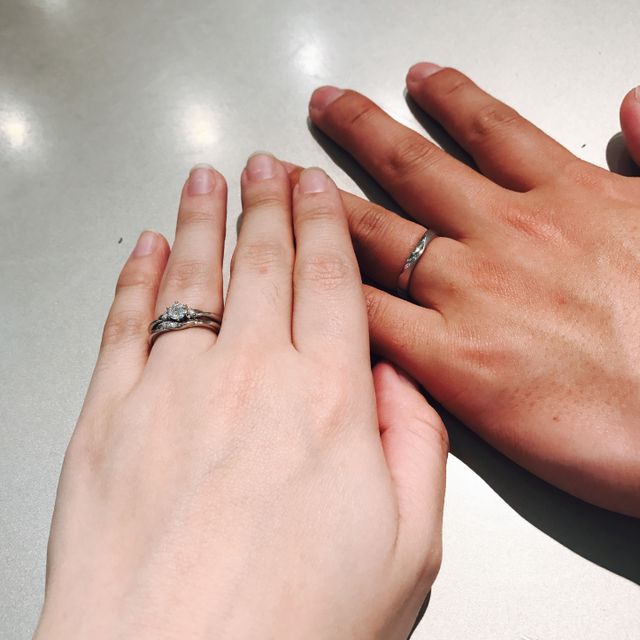 【COLANY(コラニー)の口コミ】 婚約指輪を彼がサプライズで選んで買ってくれていました。婚約指輪のデザ…