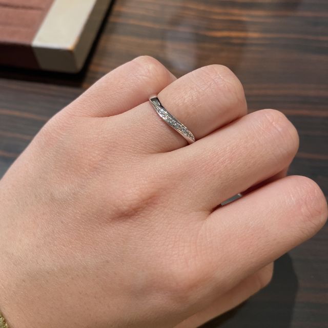 【彩乃瑞(IRONOHA)の口コミ】 デザインがSで、ダイヤモンドが斜めに入っており、つけた時の指馴染みがよ…