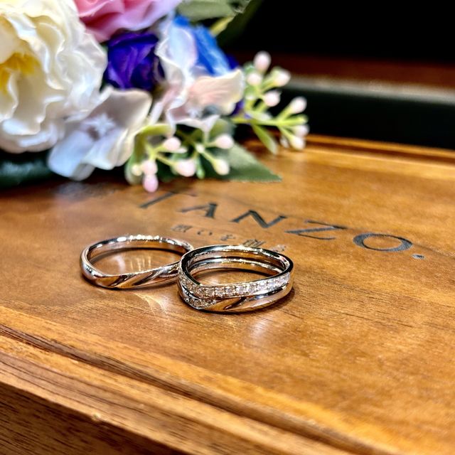 【TANZO.(鍛造指輪)の口コミ】 えぐり加工や、裏側にお互いの誕生石を入れるなど、細かいところまでこだ…