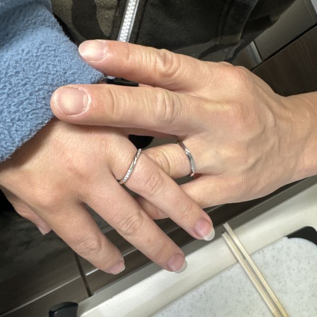 【アイプリモ(I-PRIMO)の口コミ】 指輪のデザインが可愛くお互い気に入ったので購入しました。
見た目も着け…