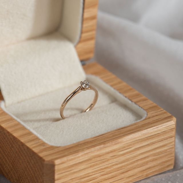 【Cayof(カヨフ)の口コミ】 ダイヤモンドが下から支えられているようなアームデザインとなっているた…