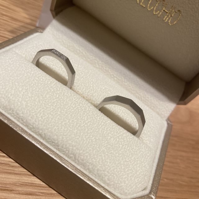 【ORECCHIO(オレッキオ)の口コミ】 同じデザインでも太さが違うものがあり、夫婦で全く同じではないがペアだ…