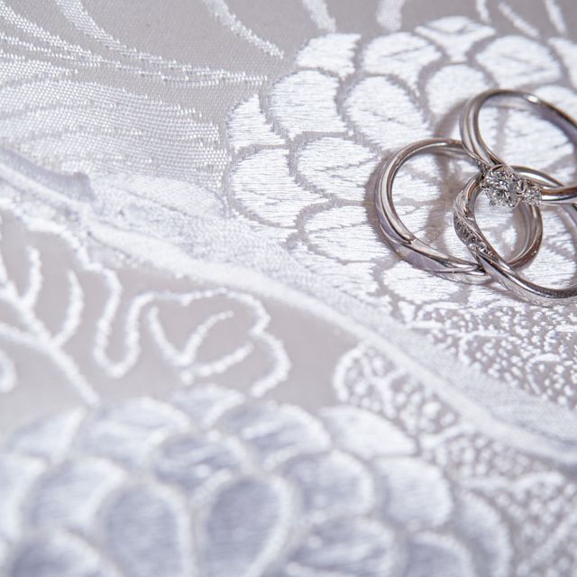 【銀座ダイヤモンドシライシの口コミ】 華奢なデザインで細い指にもよく合います。
レディースのものにはメレダイ…