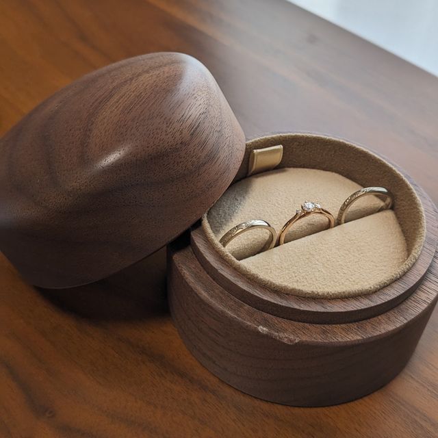 【COLANY(コラニー)の口コミ】 「つばさ」という名前のリングです。
横から見たときのダイヤモンドの立ち…