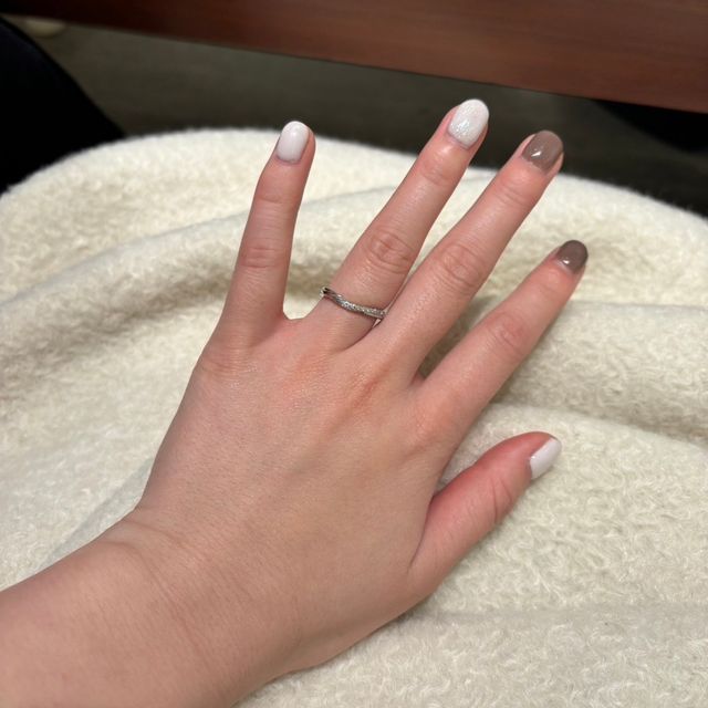 【銀座ダイヤモンドシライシの口コミ】 デザインやテイスト、種類は豊富でした。
プラチナのものしか試着は基本出…