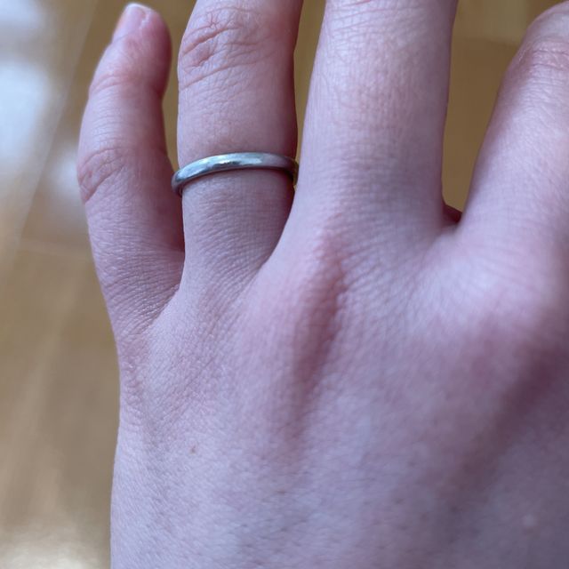 【銀座ダイヤモンドシライシの口コミ】 プラチナで飾りがないリングです。とにかくシンプルで着け心地が良く、5年…