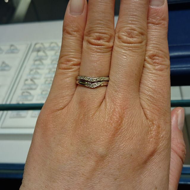 【銀座ダイヤモンドシライシの口コミ】 指輪のつけ心地が良かったのが、一番の決めてです。
サイズダウンしました…