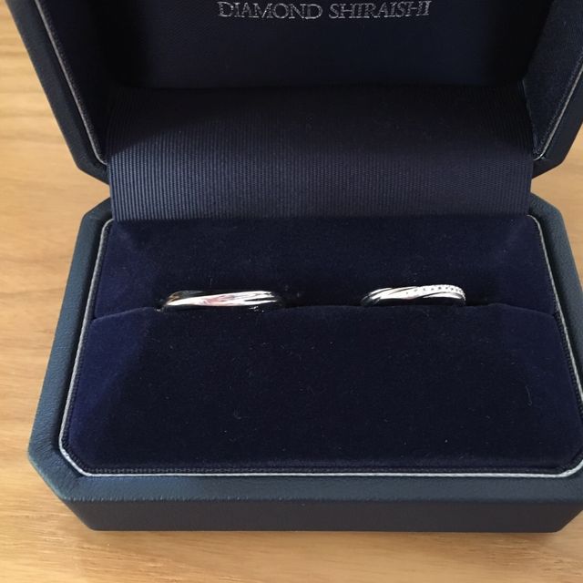 【銀座ダイヤモンドシライシの口コミ】 プリューム　V字はダイヤが流れるように13個ついています。
当然、ひっか…