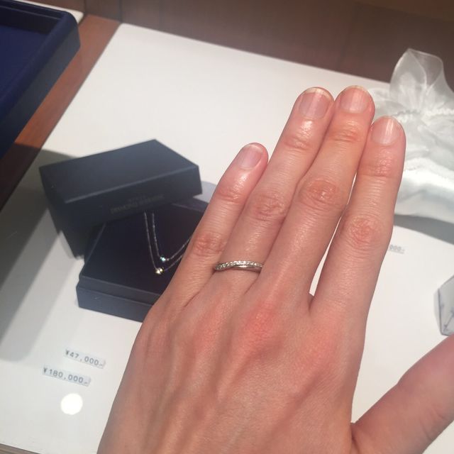 【銀座ダイヤモンドシライシの口コミ】 プリューム　V字はダイヤが流れるように13個ついています。
当然、ひっか…