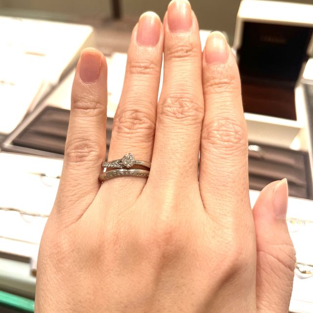 【アイプリモ(I-PRIMO)の口コミ】 素材はプラチナで、ストレートでした。指輪の上縁に半分メレダイヤが並ん…