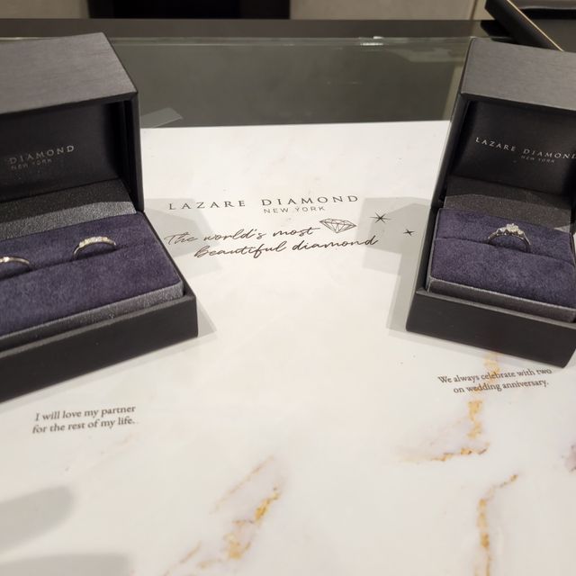 【ラザール ダイヤモンド(LAZARE DIAMOND)の口コミ】 とにかく横顔がきれい。
ダイヤの形がそのまま見れるためずっとあったら見…