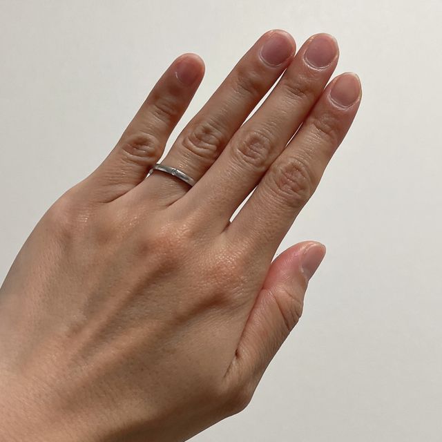 【カルティエ(Cartier)の口コミ】 シンプルながらも、指輪そのものの厚みがあるものを選んだのでどんな服装…