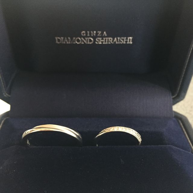 【銀座ダイヤモンドシライシの口コミ】 婚約指輪との相性がいいものを選びました。ストレートラインでダイヤがと…