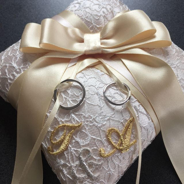 【銀座ダイヤモンドシライシの口コミ】 婚約指輪との相性がいいものを選びました。ストレートラインでダイヤがと…