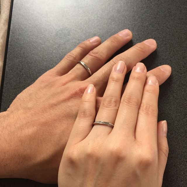 【銀座ダイヤモンドシライシの口コミ】 婚約指輪との相性がいいものを選びました。ストレートラインでダイヤがと…