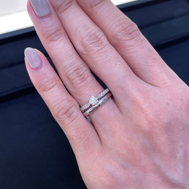 【ティファニー(Tiffany & Co.)の口コミ】 横まで小さいダイヤが入っているデザインです。華やかで素敵ですよとおす…