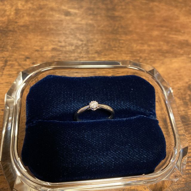 【ヴァンドーム青山(VENDOME AOYAMA)の口コミ】 婚約指輪の決め手はデザインがとてもシンプルで、どんな服でも似合うもの…