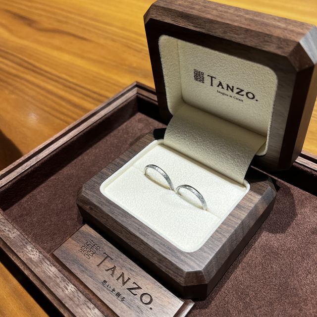 【TANZO.(鍛造指輪)の口コミ】 婚約指輪もtanzoさんでオーダーメイドして作成したので、それに合わせた結…