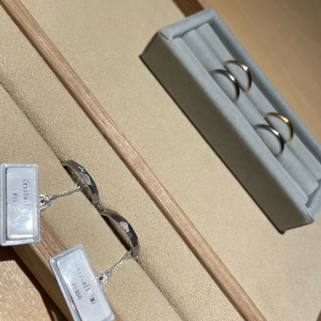 【ith(イズ)の口コミ】 ダイヤのついていないシンプルな指輪を探しており、表面の加工にこだわっ…