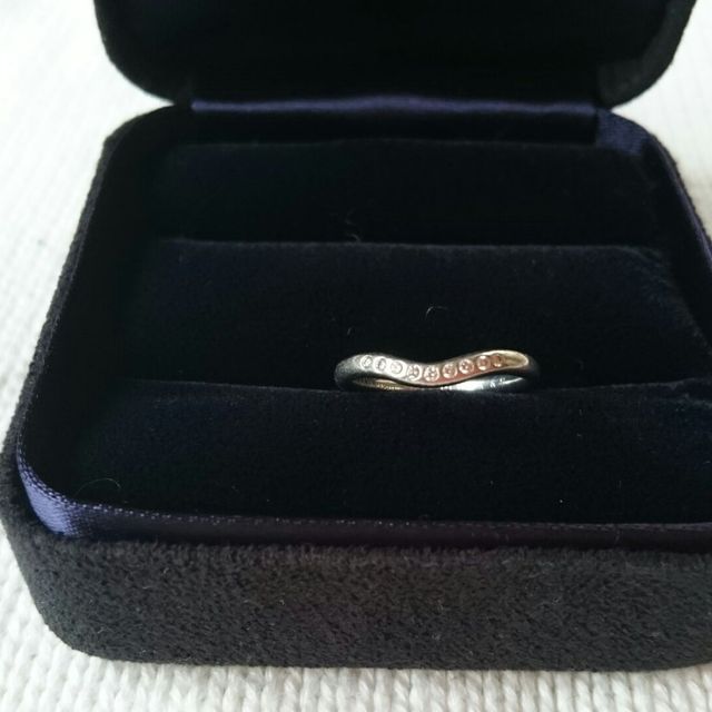 【ティファニー(Tiffany & Co.)の口コミ】 よくある一般的な結婚指輪に比べて細めなので、指にはめた時に違和感がな…