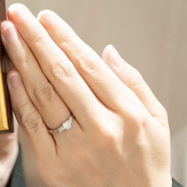 【ラザール ダイヤモンド(LAZARE DIAMOND)の口コミ】 0.29カラットのダイヤモンドにしました。
流れるような自然なウェーブが気…