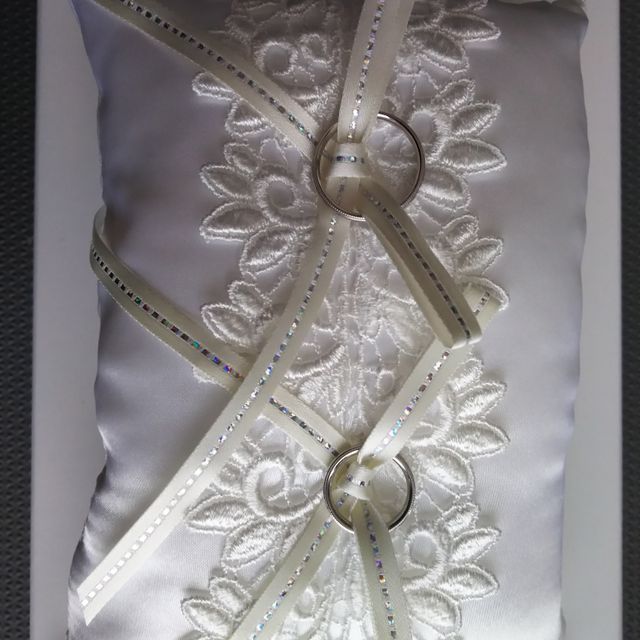 【PILOT BRIDAL(パイロットブライダル)の口コミ】 二人の職業上、第一条件は丈夫な素材の指輪のみを探していました。
石が付…