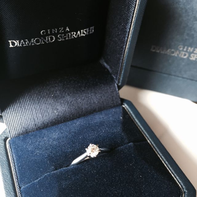 【銀座ダイヤモンドシライシの口コミ】 この指輪は横から見ても綺麗な形をしており、とても気に入りました。
シン…