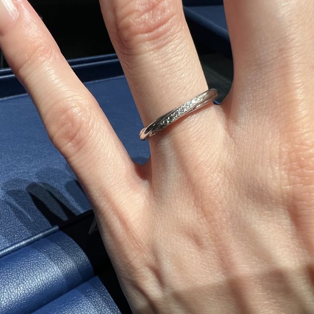 【銀座ダイヤモンドシライシの口コミ】 シンプルなデザインではあるものの、婚約指輪と重ね付けをしても主張し合…