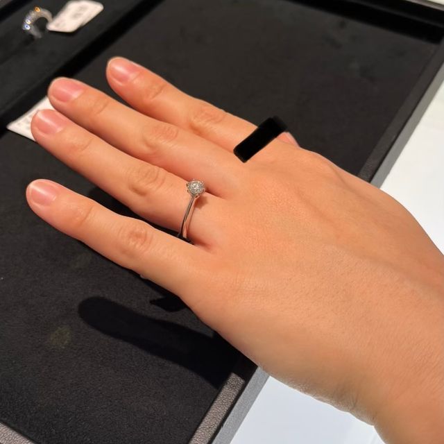 【ティファニー(Tiffany & Co.)の口コミ】 王道のデザインで惹かれました。大きな一粒ダイヤモンドがついているとて…