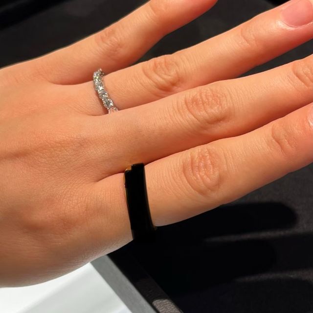 【ティファニー(Tiffany & Co.)の口コミ】 周囲の人から王道の婚約指輪は歳をとると付けにくいと聞いたため、ハーフ…