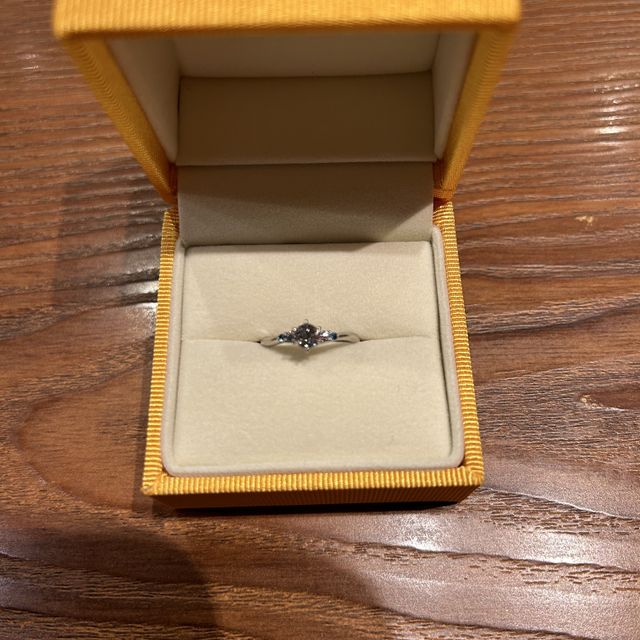 【ケイウノ ブライダル(K.UNO BRIDAL)の口コミ】 デザインは、彼との馴れ初めや思い出、好きなものをヒアリングしていただ…