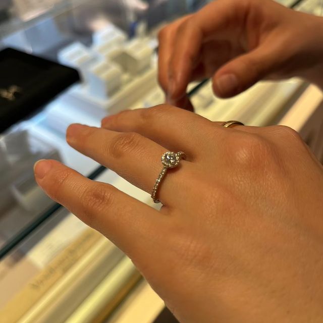 【ヴァンドーム青山(VENDOME AOYAMA)の口コミ】 一粒ダイヤモンドよりも華やかでキラキラしているデザインが気に入りまし…