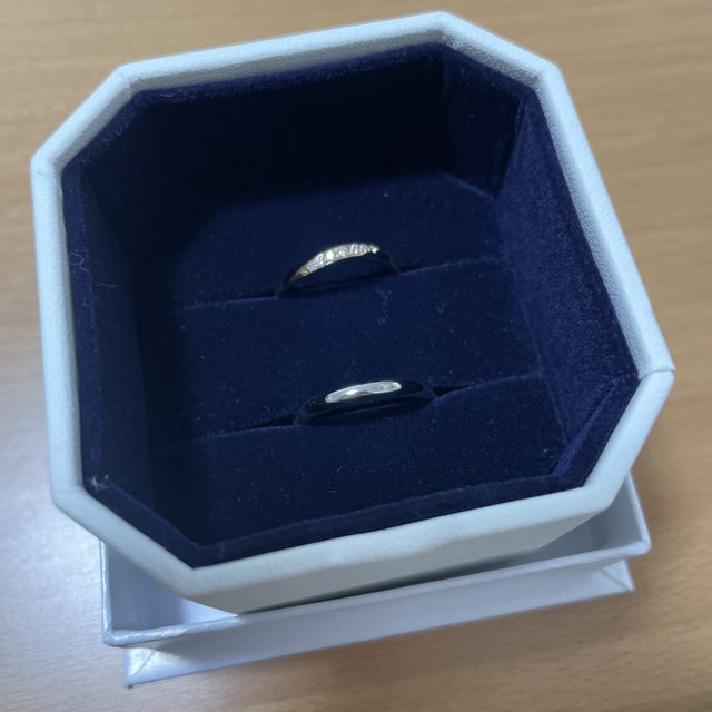 【4℃ BRIDAL(ヨンドシーブライダル)の口コミ】 ピンクゴールドの色味が女性らしくてかわいい。値段も私と主人それぞれ約1…