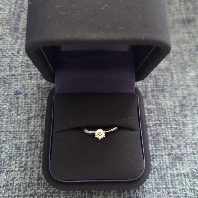 【4℃ BRIDAL(ヨンドシーブライダル)の口コミ】 指輪が自分の指の水かきの部分に沿う様なデザインになっていて、指が綺麗…