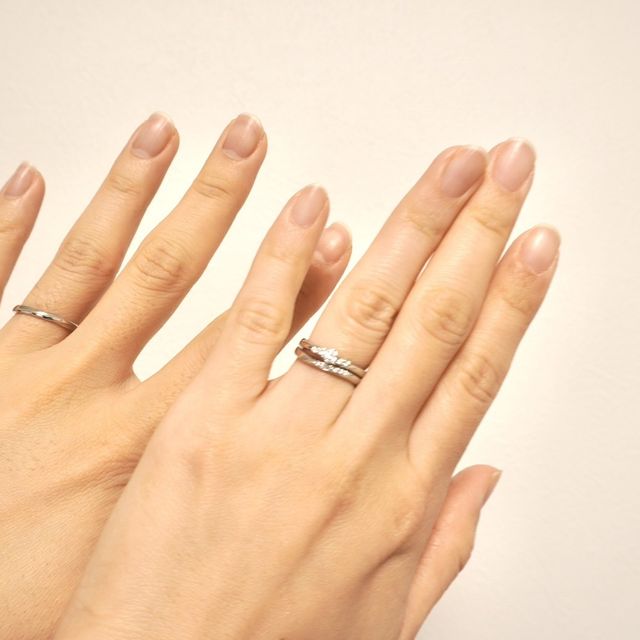 【4℃ BRIDAL(ヨンドシーブライダル)の口コミ】 妻のリングは1本で付けても綺麗で可愛いですし、2本になるとセットとして…