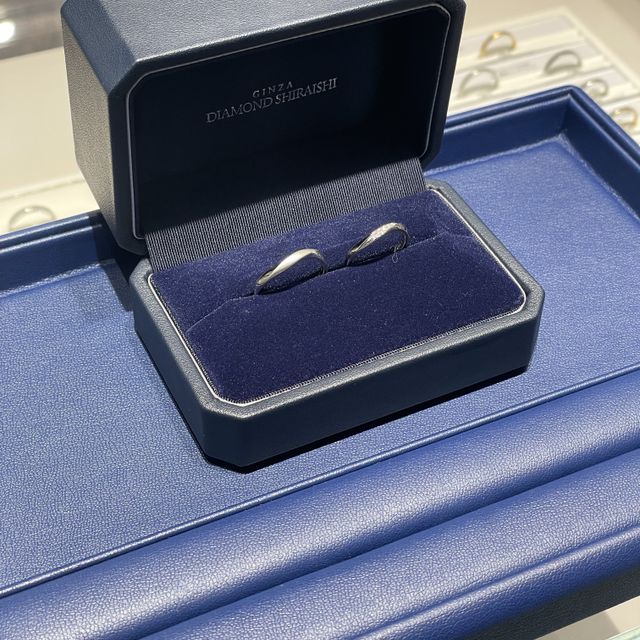 【銀座ダイヤモンドシライシの口コミ】 ・形がウェーブであること。水掻きが厚く、ストレートの指輪は着用時に曲…